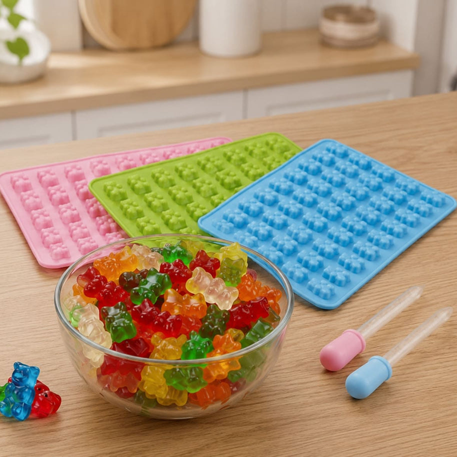 Selbstgemachte Gummibärchen aus Silikonform in verschiedenen Farben